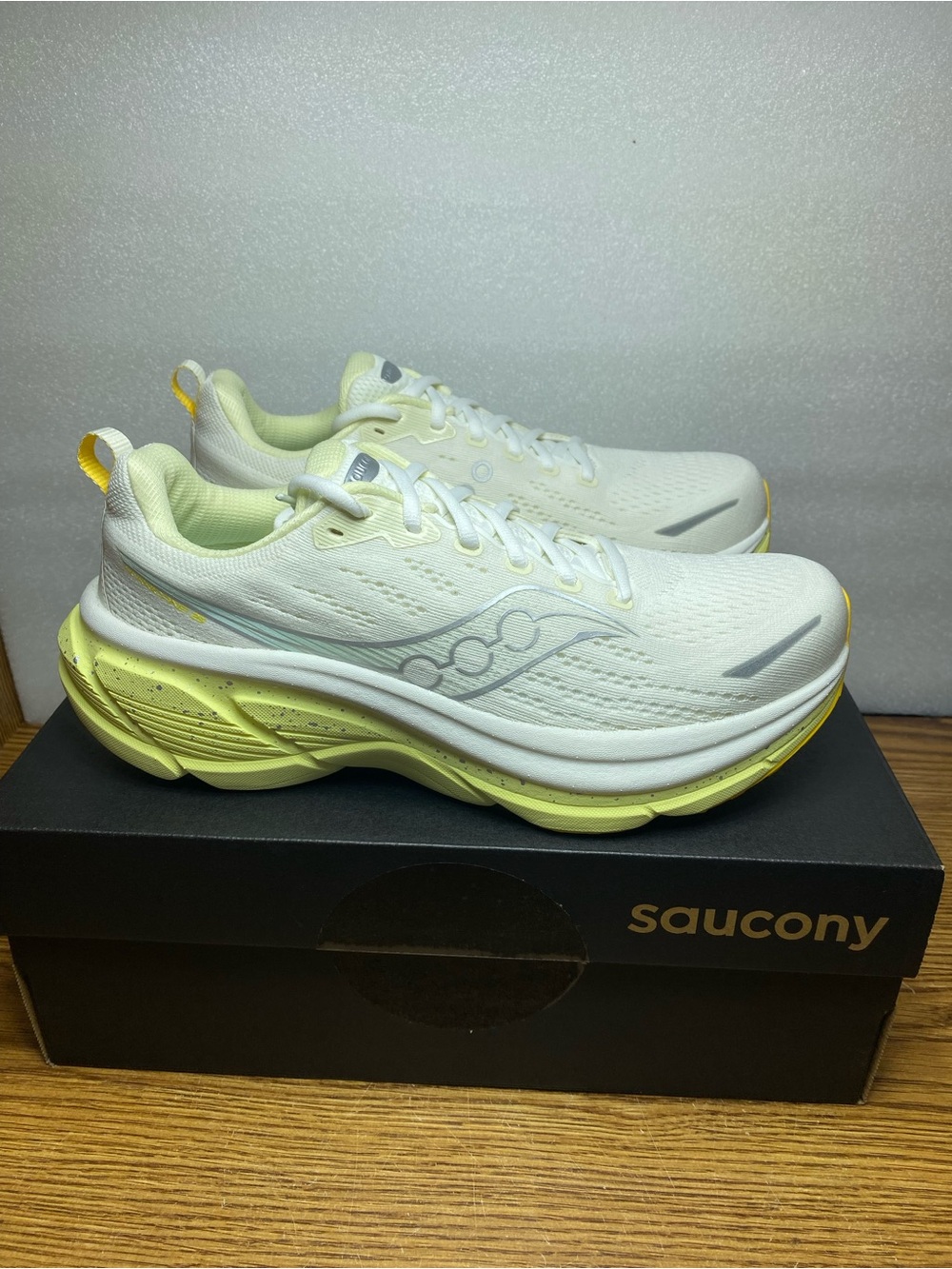Saucony Hurricane 25 Running Shoes  Ivory Tender Yellow Green Womens Size 10 NEW